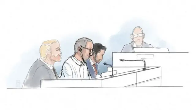 طرحی از دادگاه حمید نوری که با گوشی سخنان مترجم دادگاه را می شنود