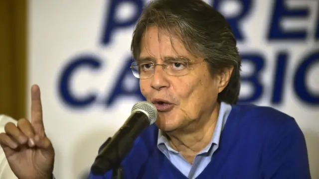 Guillermo Lasso en conferencia de prensa.