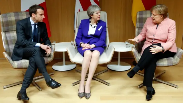 Макрон и Меркель давно уговаривают Мэй определиться, чего хочет Британия