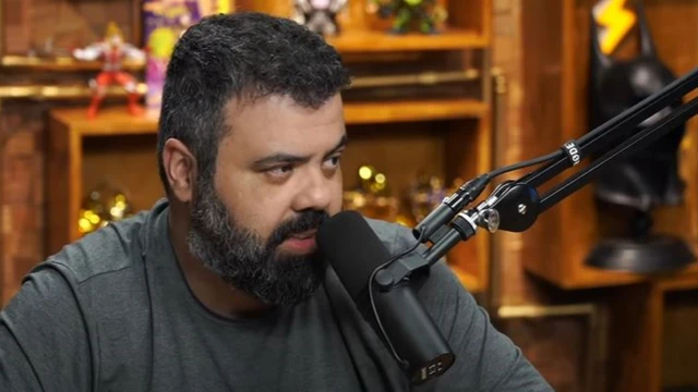 Igor olhando lateralmente enquanto fala com entrevistado no podcast