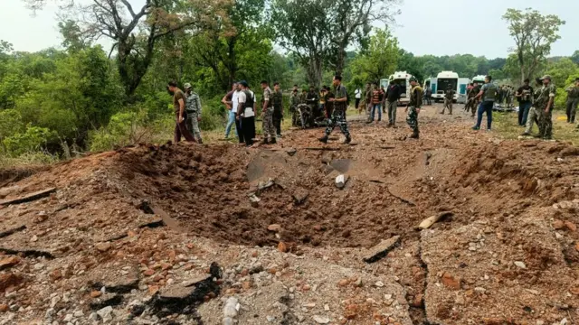 बुधवार को हुए धमाके के बाद बना गढ्ढा