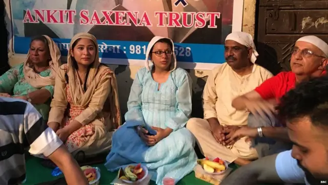 इफ़्तार पार्टी में शामिल हुए लोग