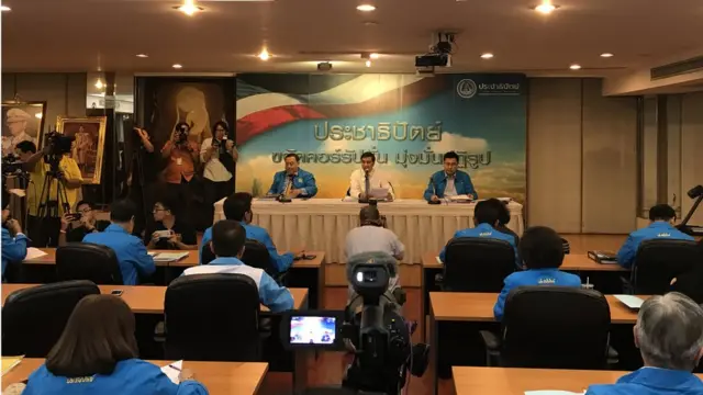 บรรยากาศในห้องประชุมชั้น 3 อาคาร ควง อภัยวงศ์ ที่จะใช้เป็นสถานที่จัดดีเบต