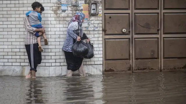 رسانه‌های داخلی ایران گزارش داده‌اند آبگرفتگی در مناطق فقیر نشین و قدیمی اهواز و کارون بسیار شدیدتر بوده است