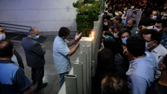 بر اساس گزارشها مقابل بیمارستان جم ماموران امنیتی دیشب مردم را کتک زدهاند