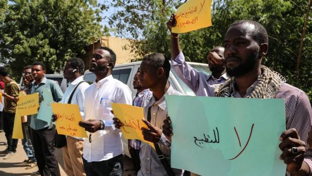 مظاهرات رافضة للتطبيع بين السودان وإسرائيل أمام مقر رئاسة الوزراء في الخرطوم