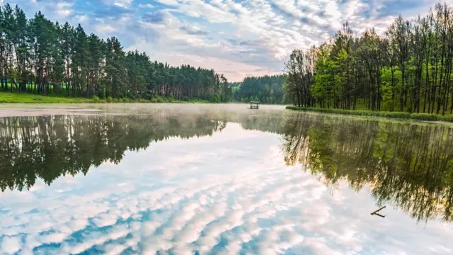 Nuvens refletidas na água nos arredorescomo ficar rico na roletaKiev, Ucrânia