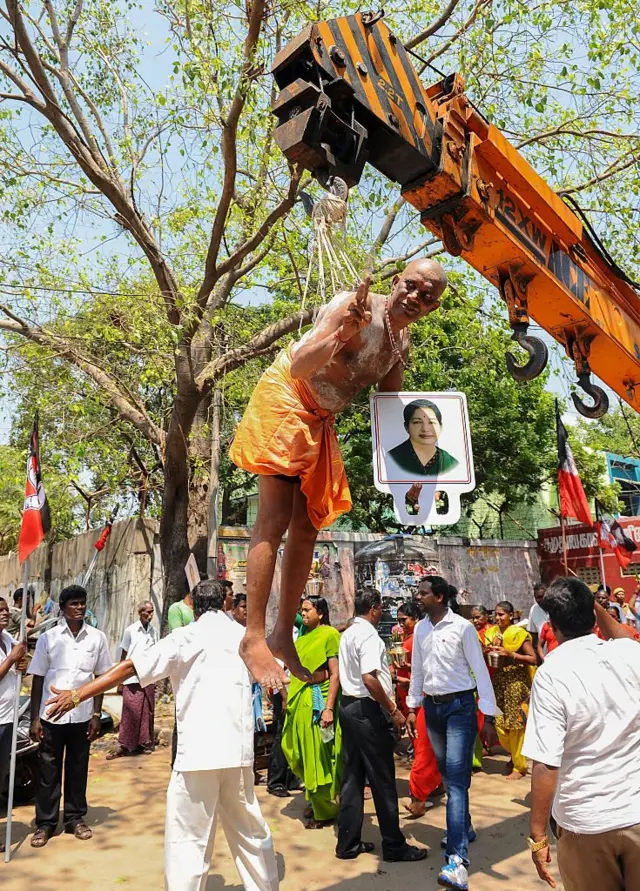 நலம்பெற வேண்டி காவடி தூக்கிய தொண்டர்