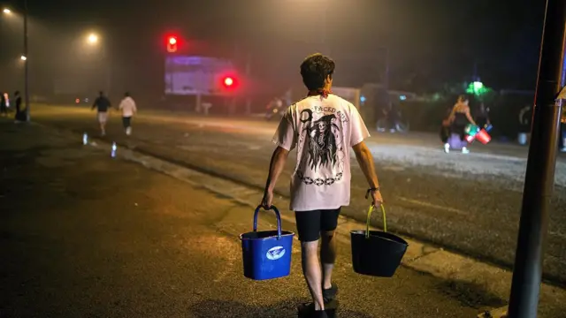 Voluntarios combatiendo el fuego en Vigo