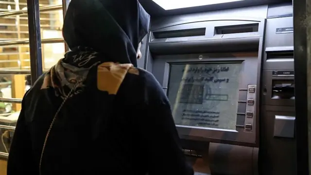 بانک مرکزی ایران هم ا درباره اجاره حساب یا کارت بانکی به دیگران هشدار داده و مسئولیت را متوجه صاحب حساب دانسته است