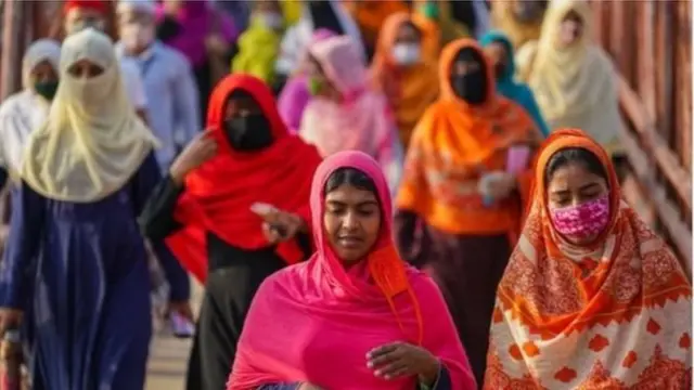 সংক্রমণের বিস্তার ঠেকাতে সরকার ছোঠ ছোট এলাকাকে রেড জোন হিসাবে চিহ্নিত করে এখন সেখানে লকডাউন করতে চাইছে।