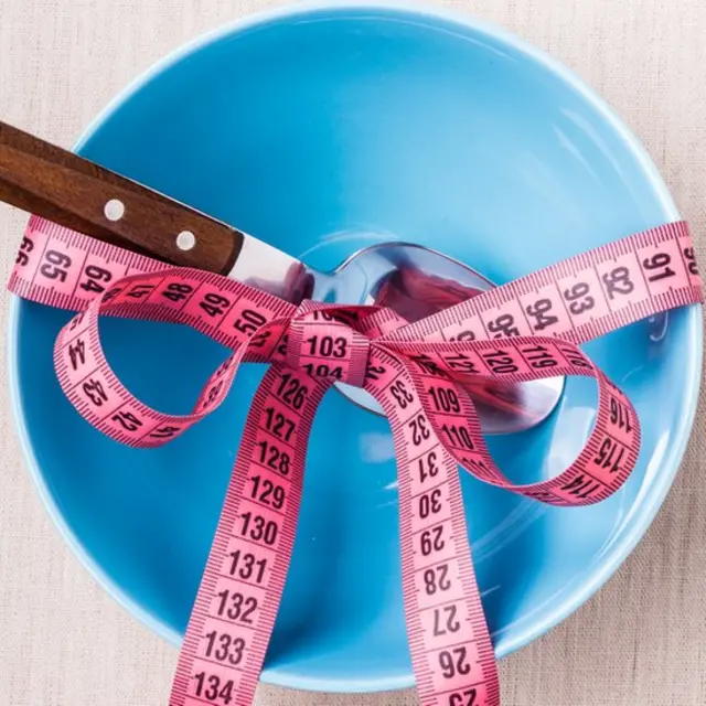 صحن فارغ ويحتوعي على ملعقة ومقياس سنتيمترات