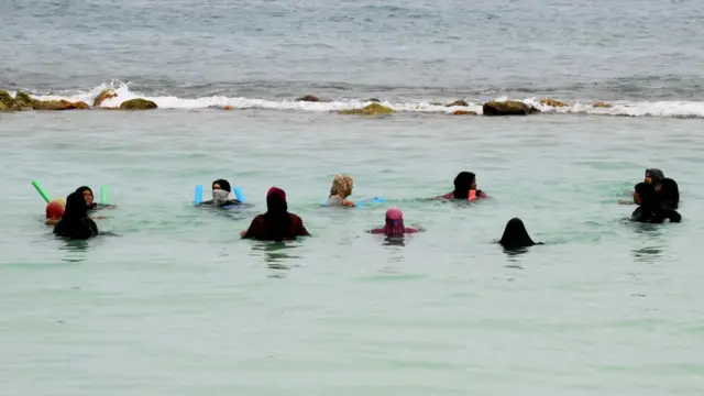 Maldivda cho'milayotgan bir guruh ayollar