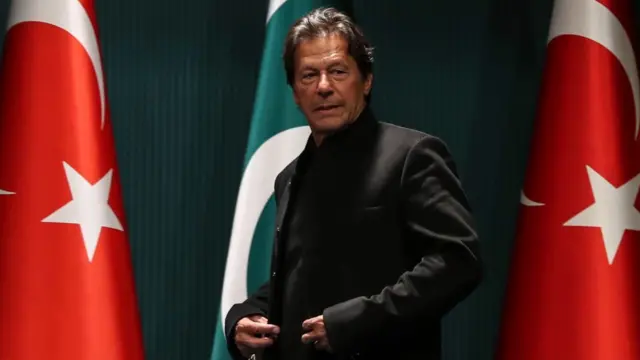 ત્રણ એપ્રિલના રોજ વિપક્ષના અવિશ્વાસ પ્રસ્તાવ પર ચર્ચા અને વોટિંગ પહેલાં જ ડેપ્યુટી સ્પીકરે પ્રસ્તાવને ફગાવી દીધો હતો