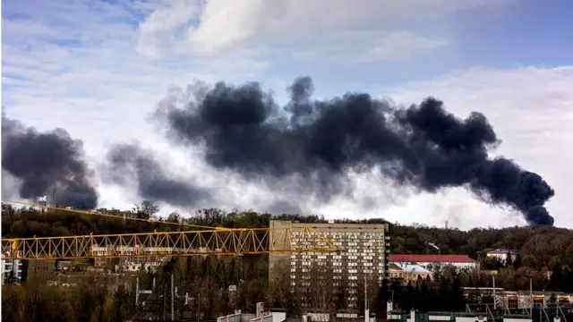 યુક્રેનના લવિવ શહેરમાં મિસાઇલ હુમલા બાદ નીકળી રહેલો ધુમાડો