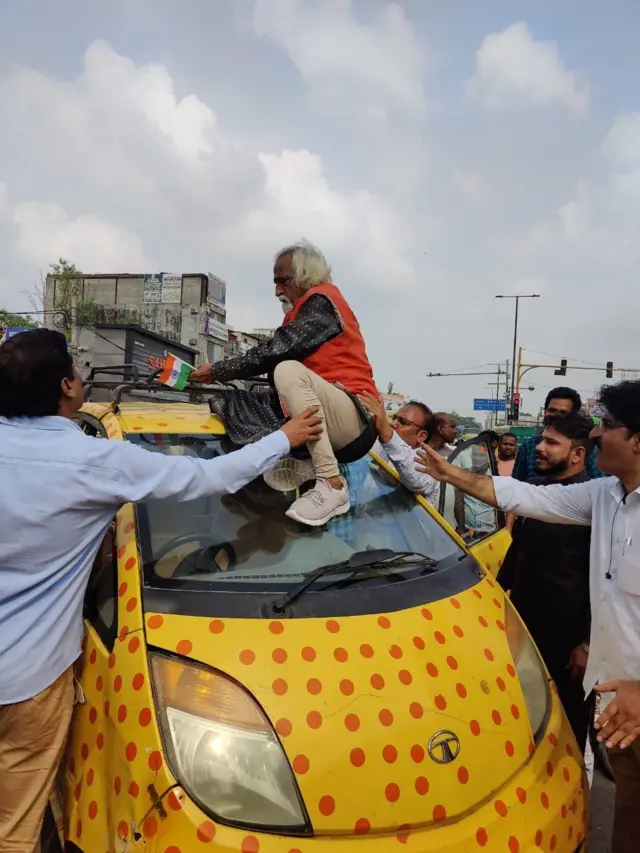 कांग्रेसी कार्यकर्ता बादल चित्रकार ने अपनी कार को आग लगाने की कोशिश की