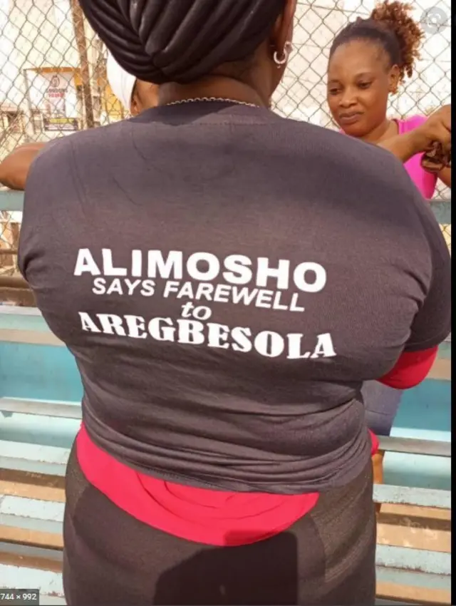 Awọn to wọ asọ ti wn fi n se ọfọ ni orukọ Aregbesola