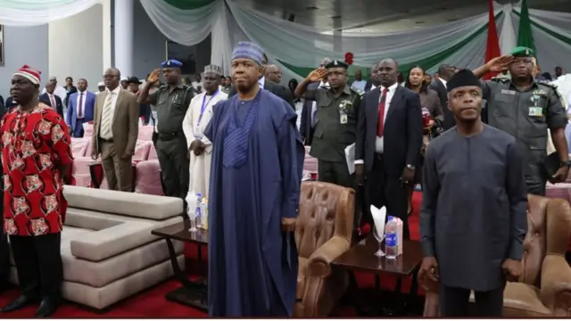 Igbakeji aarẹ Yẹmi Ọsinbajo, Sẹnatọ Bukọla Saraki, Sẹnatọ Ike Ekweremadu duro ni ibi apero ọrọ abo