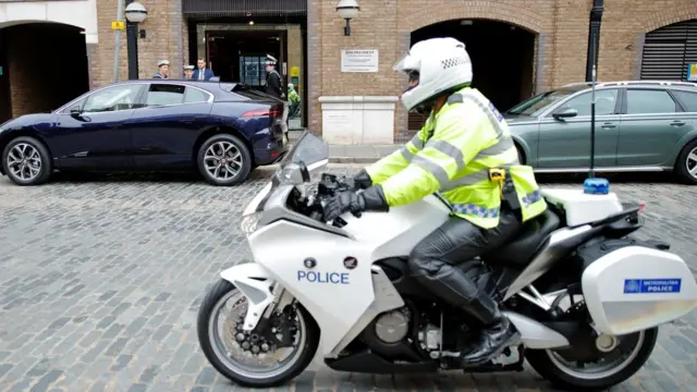 policajac na motoru