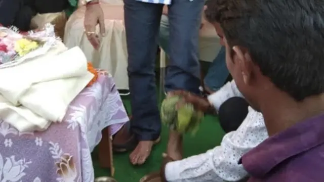 पवन साह सांसद निशिकांत दुबे के पांव धोते हुए