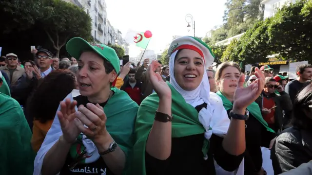 Waandamanaji Algeria wakipinga uchaguzi utakaofanyika Desemba 2019