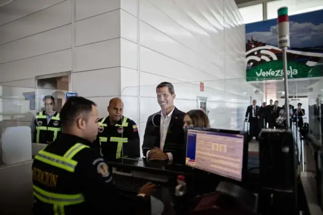 Guaidó pasó por migración.