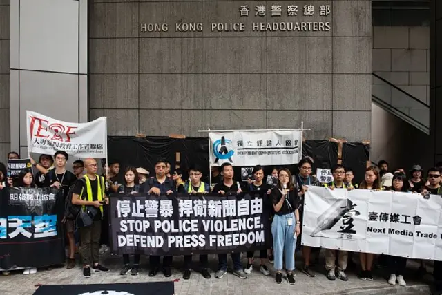 Hàng trăm nhà báo cầm biểu ngữ yêu cầu cảnh sát chấm dứt tấn công vào giới báo chí tại Hongkong