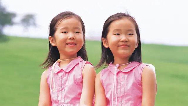 Niñas vetsidas de rosa