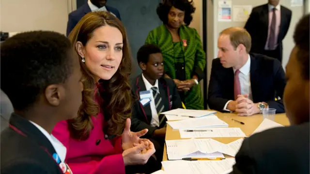 แคทเธอรีน ดัชเชส แห่ง เคมบริดจ์ และเจ้าชายวิลเลี่ยม ดยุค แห่ง เคมบริดจ์ กำลังพูดคุยกับเด็กนักเรียนกำลังพูดคุยกับเด็กนักเรียนที่กำลังเรียนรู้เรื่องการทำงานของศาล เมื่อปี 2015