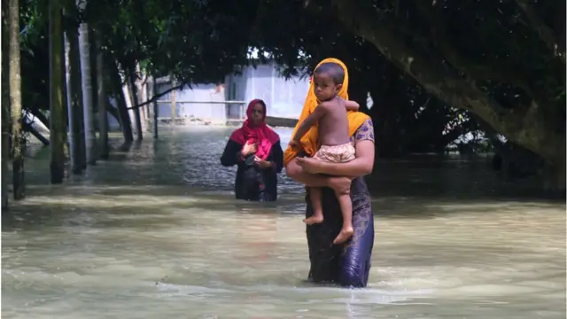 টাঙ্গাইলে ভারী বৃষ্টি ও বন্যার কবলে পড়েছেন অনেকে