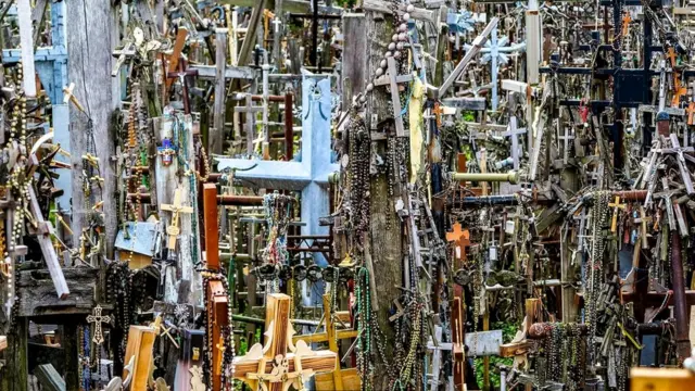 Четки на крестах раскачиваются на ветру