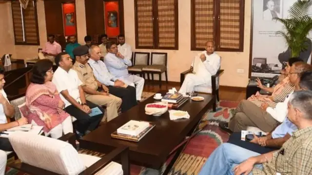 உயர் அதிகாரிகளுடன் முதல்வர் அஷோக் கேலாட் ஆலோசனை நடத்தினார்