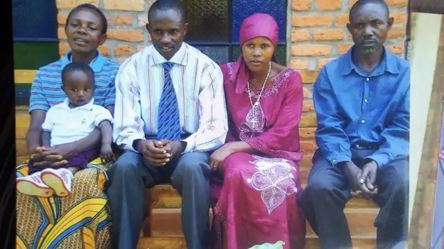 Mukakabera (ubanza ibumoso aterruye umwuzukuru we), Alfred n'umugore we Donata Yankurije, na Gratien Nyaminani