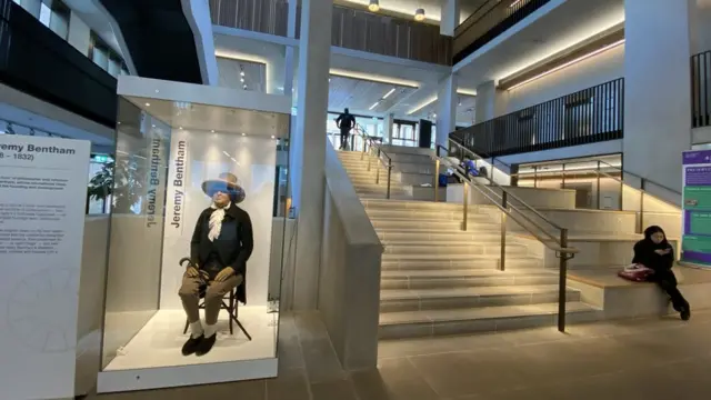 El hall de entrada del UCL, presidido or la vitrina de Jeremy Bentham