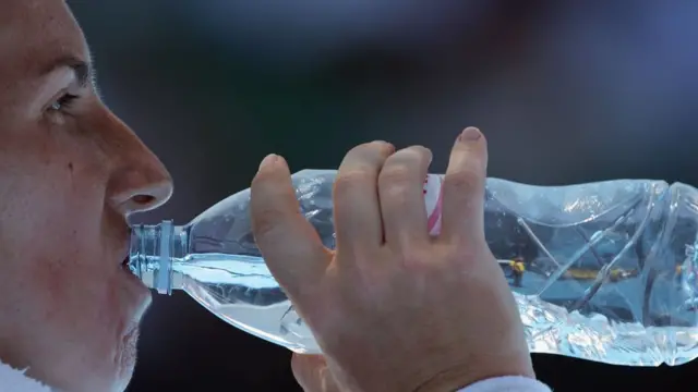 ผู้หญิงดื่มน้ำ