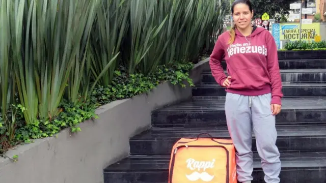 جاسملي فاسكويز، البالغة من العمر 24 عاما، واحدة من عمال التوصيل الكثيرين الفارين من فنزويلا الذين يعملون على دراجاتهم الهوائية لدى شركة "رابي" في كولومبيا