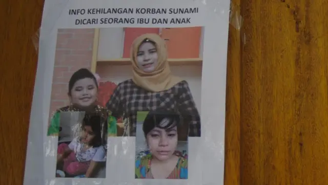 keluarga mencari korban hilang di palu