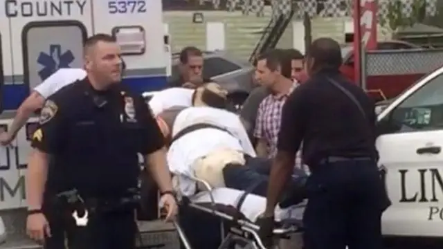 Trasladan al sospechoso en una camilla.