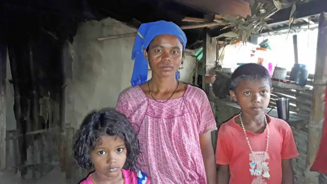 चिया मजदुर अञ्जली बनियाँ बाल बच्चाका साथ।