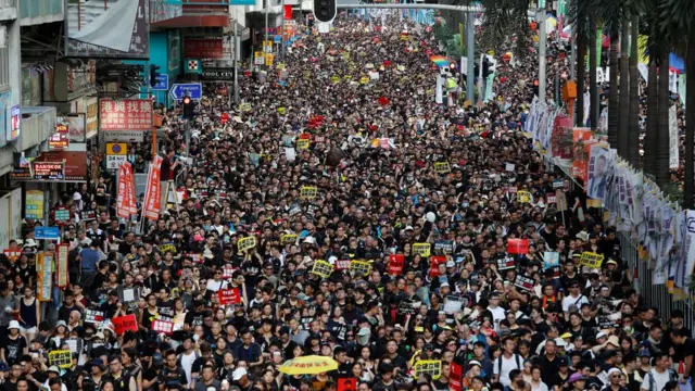 激进示威者认为上百万人的示威也没有效用，要把抗争升级。