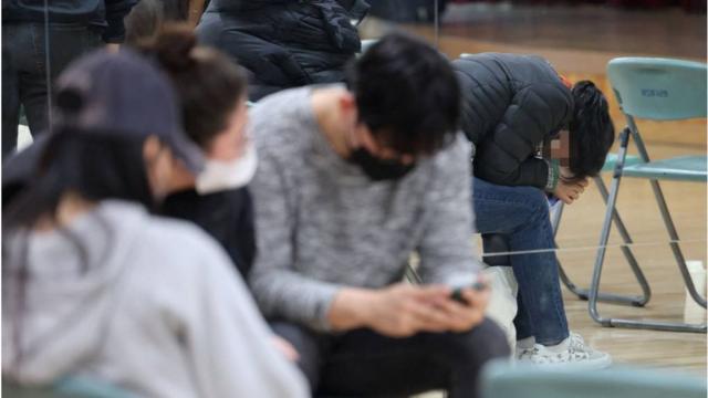 失踪者家属在首尔社区中心等待消息。