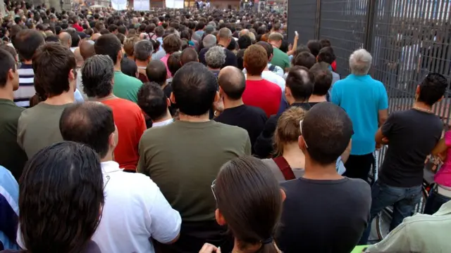 Grupoarbety como usar o bonusgente fotografada por trás