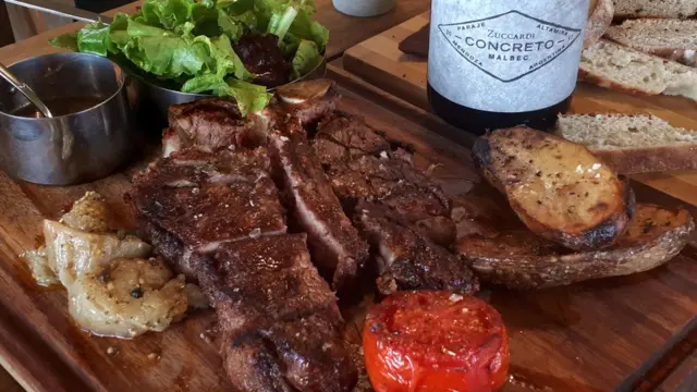 Parrillada argentina con vino de Mendoza