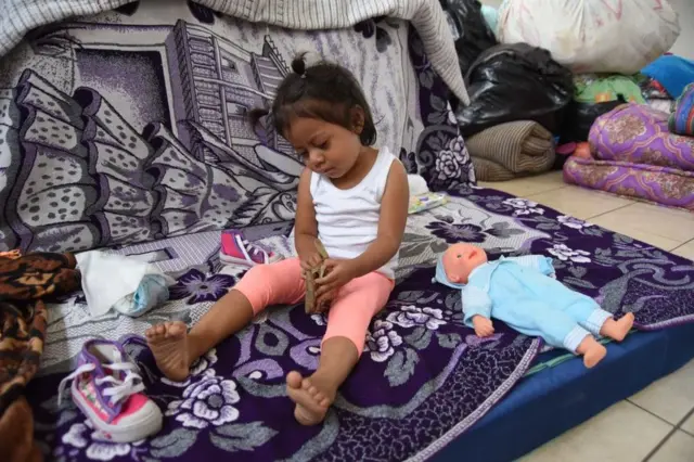 Una niña en una albergue para afectados por la erupción del Volcán de Fuego en Guatemala el 3 de junio de 2018.