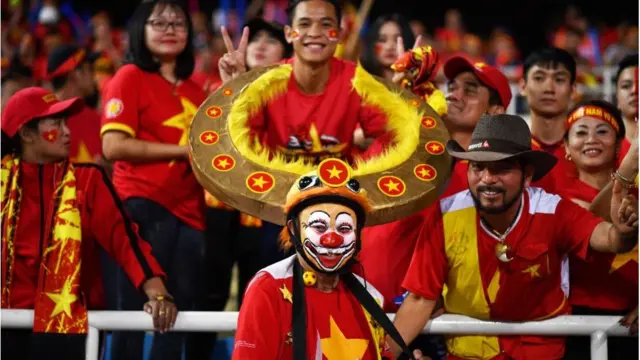 Một cổ động viên Việt Nam với chiếc mũ hóa trang như sừng trâu