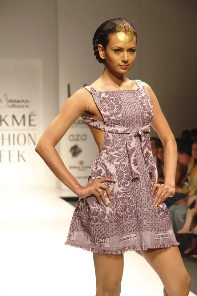 जेम्स फेरेरा यांच्या सादरीकरणात सोलापुरी चादर परिधान केलेली मॉडेल