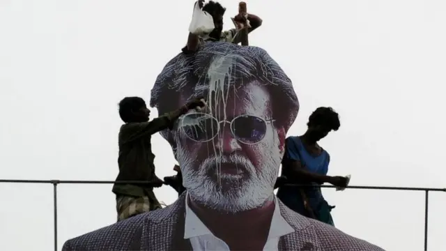 అసెంబ్లీ ఎన్నికల్లో పోటీ చేయాలని రజినీ అభిమానులు కొద్దికాలంగా ఆయనపై ఒత్తిడి చేస్తున్నారు