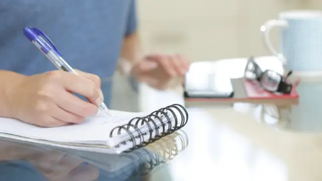 Una persona haciendo una lista