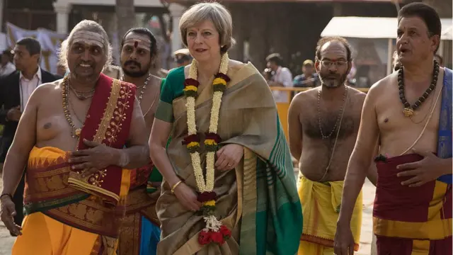 பட்டுச்சேலையில் வலம்வந்த பிரிட்டன் பிரதமர் தெரீசா மே