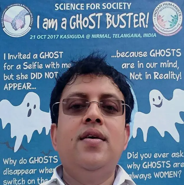 దెయ్యంతో సెల్ఫీ పోస్టర్ ముందు బాబు గోగినేని